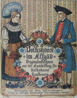 Titelbild des Kataloges zur Ausstellung "Volkskunst im Allg&auml;u" von 1901. Darauf ein Mann und eine Frau in traditioneller Kleidung: die Frau tr&auml;gt ein langes Dirndl mit Sch&uuml;rze und eine Spitzenhaube, der Mann tr&auml;gt einen Dreieckshut und einen blauen Mantel &uuml;ber einem roten Revers. Zwischen ihnen halten sie einen Schild mit dem Titel der Ausstellung, umgeben von einem Blumenkranz. 