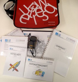 Museumstasche mit Materialien zur Erkundung der Stadt. u. a. R&auml;tselheft, Lehrerheft und GPS-Ger&auml;t.