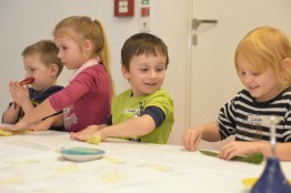 Kinder filzen einen Holzwurm.