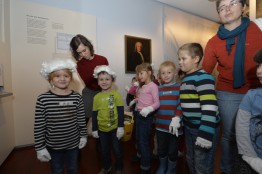 Kinder probieren eine Per&uuml;cke an