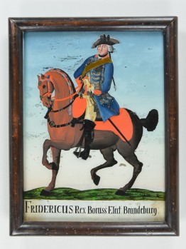 Hinterglasbild: Friedrich der Gro&szlig;e in blauem Mantel und mit Dreieckshut auf einem Pferd.