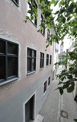 Au&szlig;enfassade des Stadtmuseums mit Blick in das Kaiserg&auml;&szlig;chen Richtung Schmiedgasse, im Hintergrund der Turm der St. Martinskirche