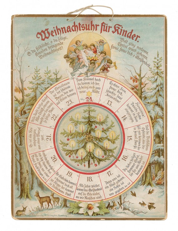 Weihnachtsuhr: Im Hintergrund ein beschneiter Wald mit einigen Tieren, darüber eine kleine Engelsschaar. In der Mitte ein Weihnachtsbaum mit brennenden Kerzen. Um den Baum herum eine Scheibe mit Sprüchen zu jedem einzelnen Adventstag