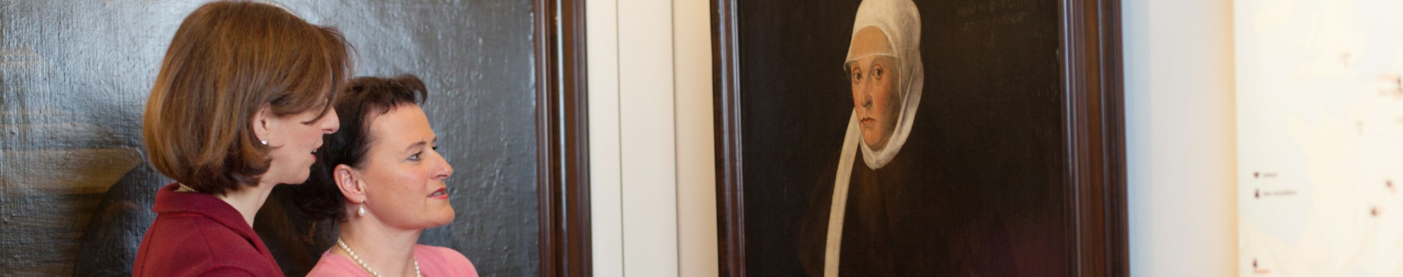 Zwei Besucherinnen sehen sich das Portr&auml;t von Barbara H&ouml;rmann von und zu Gutenberg an