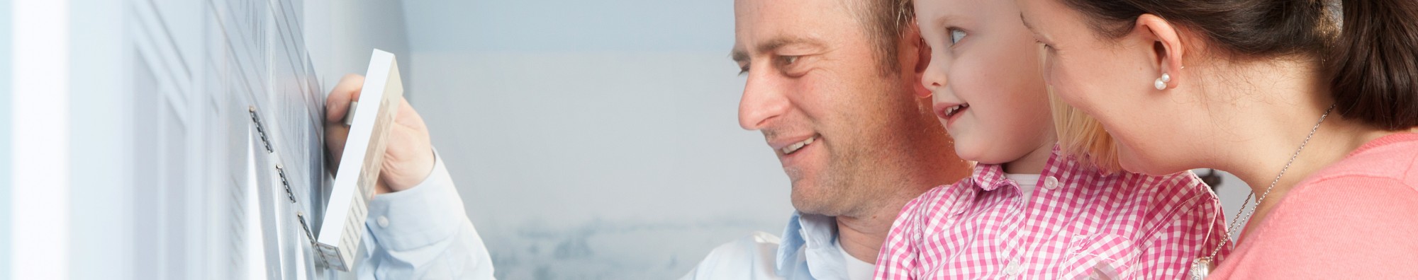 Eltern schauen mit ihrer kleinen Tochter eine Kinderstation an