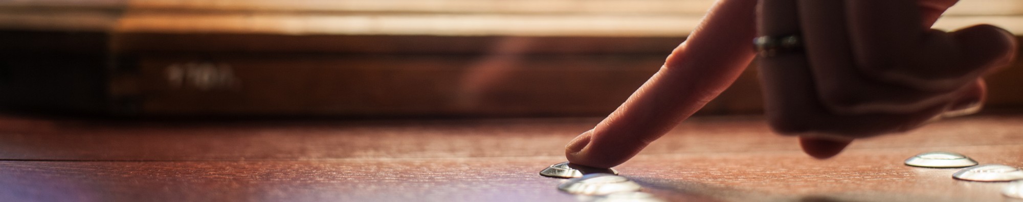 Eine Hand dr&uuml;ckt auf einen Knopf