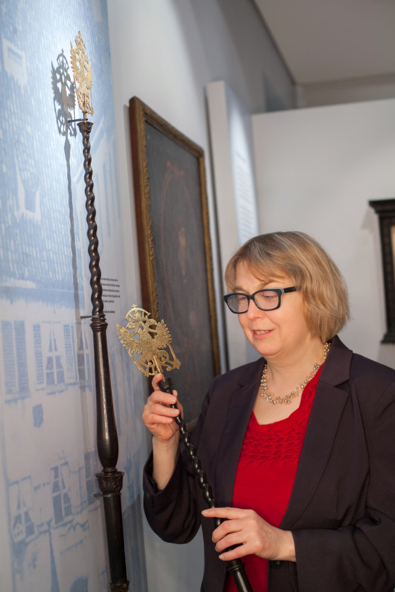 Eine blinde Frau in der Ausstellung Stadtgeschichte ertastet die Form des Schw&ouml;rstabs