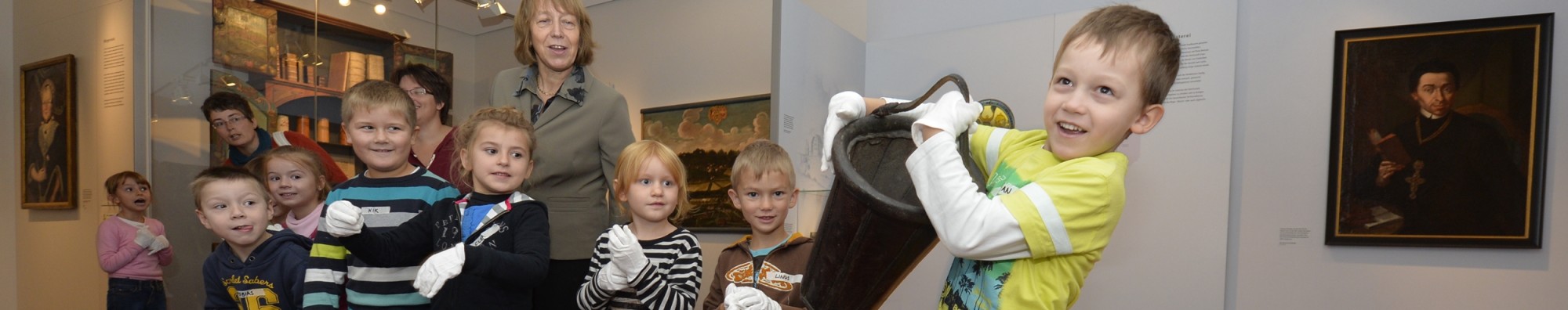 Kinder bilden eine L&ouml;schkette und reichen unter Aufsicht ihrer Lehrerin einen alten L&ouml;scheimer weiter