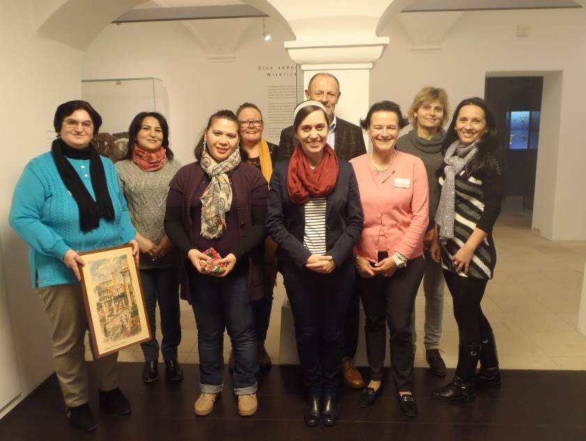 Gruppe von 8 Frauen und einem Mann im Museum, welche Teilnehmer der Interkulturellen Museumsf&uuml;hrung sind