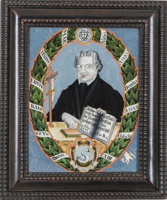 Hinterglasbild mit Portrait Martin Luthers, der die Bibel in der Hand h&auml;lt und von einem Blattkranz umgeben ist