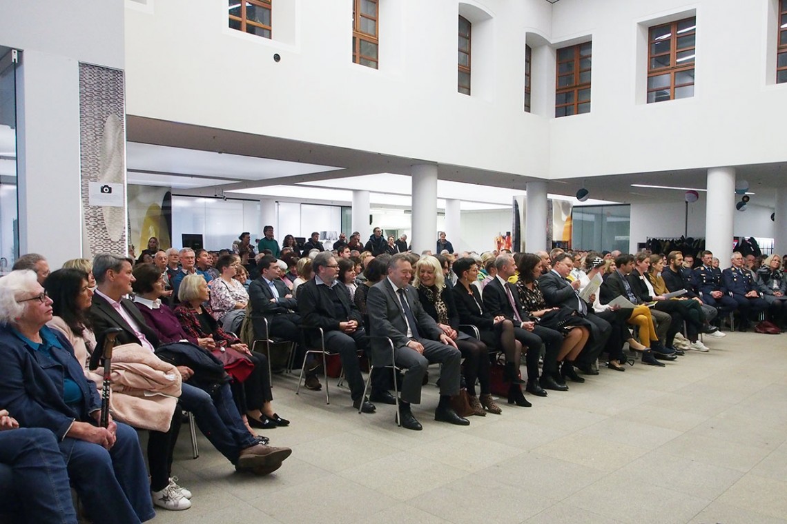 voll gef&uuml;llte Stuhlreihen im Foyer der Sparkasse