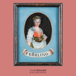 Hinterglasbild: Ovales Portrait einer Frau im Dirndl und Blumenkranz im Haar und Blumenkorb in der Hand. Darunter steht "Fr&uuml;hling" geschrieben