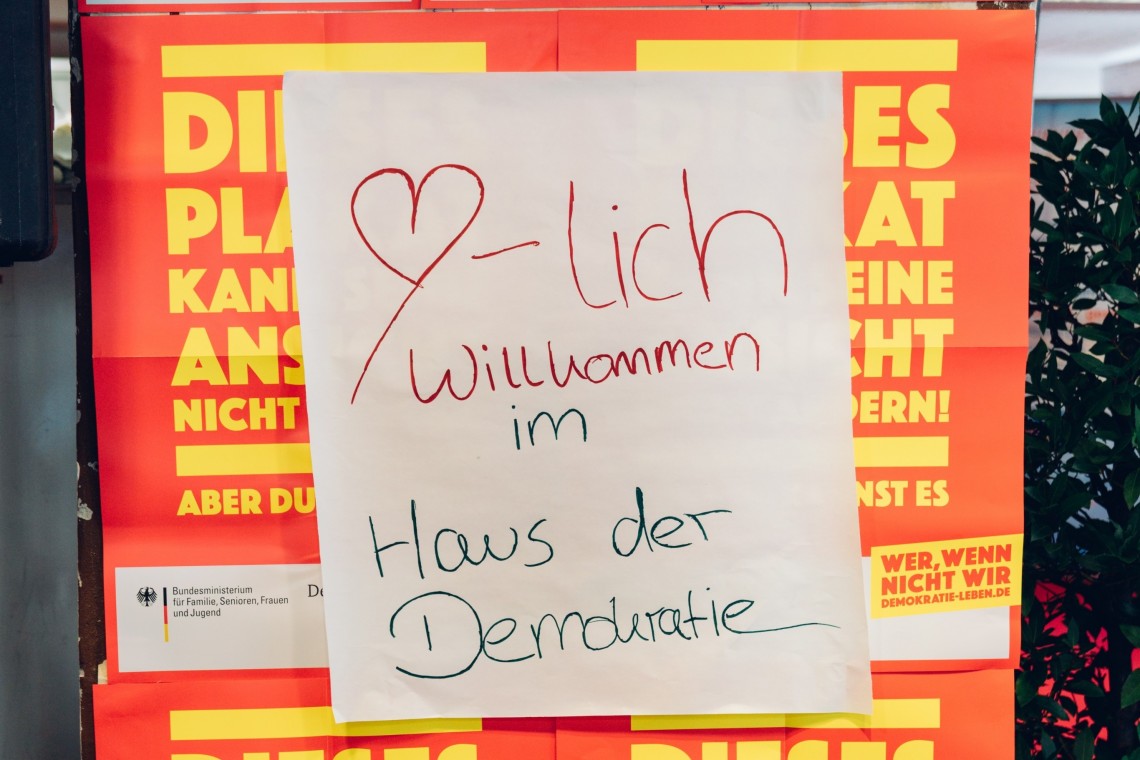 Schild "Herzlich willkommen im Haus der Demokratie"