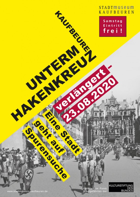 Kaufbeuren unterm Hakenkreuz Plakat: Foto des T&auml;nzelfestumzuges in der Kaiser-Max-Stra&szlig;e mit Rathaus 1937
