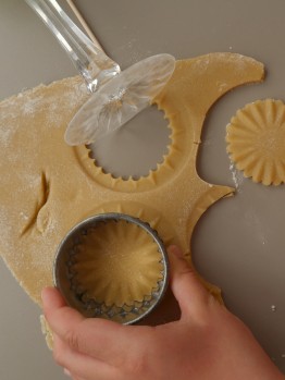 Kekse werden mit einem runden Ausstecher ausgestochen.