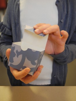 Kind h&auml;lt fertig gebastelte Schachtel in der Hand