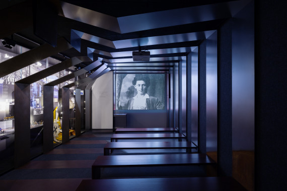 Foto Kino in der Abteilung Stadtgeschichte: rechts B&auml;nke zum Sitzen, links Vitrinen, vorne l&auml;uft ein Film