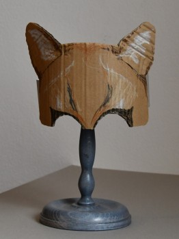 fertige angemalte Tigermaske auf einem St&auml;nder