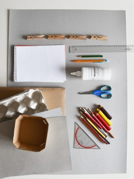 Bastelmaterialien: Schere, Stifte, Kleber, Lineal, W&auml;scheklammern, Block, Kartonagen
