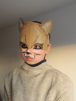 Kind tr&auml;gt Tigermaske und hat sich Schnurrhaare auf die Backen gemalt