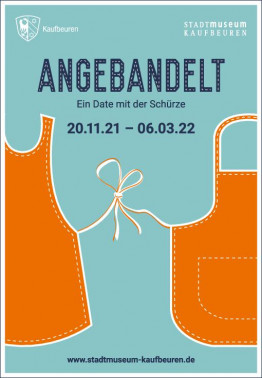 Plakat der Sonderausstellung "Angebandelt Ein Date mit der Schürze" vom 20.11.21 - 06.03.22, Hintergrund hellblau, auf der rechten und linken Seite jeweils eine halbe orange Schürze, welche in der Mitte mit einer Schleife zusammengebunden sind