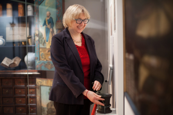 Eine blinde Ausstellungsbegleiterin beim Ertasten eines M&ouml;rsers