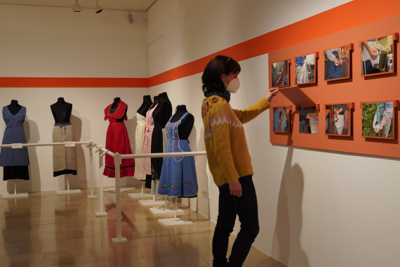 Eine Besucherin mit FFP-2-Maske schaut sich Bilder in der Sonderausstellung "Angebandelt" an