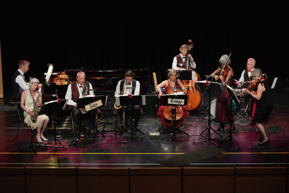 La Rose Rouge, 5 Herren und 4 Damen auf der B&uuml;hne bei einem Konzert