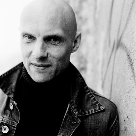 Schwarz/wei&szlig;-Foto, Michael Lenz seitlich lehnend an einer Mauer