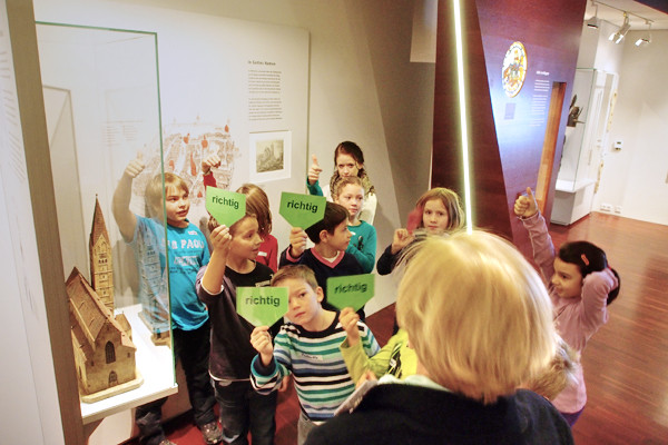 Die Kinder zeigen Schilder in die H&ouml;he, auf denen "richtig" steht.