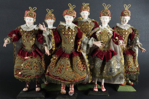 Krippenfiguren, 6 Engel mit wei&szlig;-goldenen Kleidern und Kappen