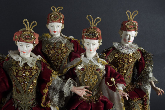 Krippenfiguren, 4 Engel mit wei&szlig;-goldenen Kleidern und Kappen