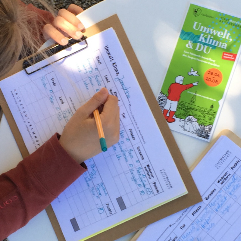 Ein Kind f&uuml;llt ein Stadt-Land-Fluss-Spiel aus