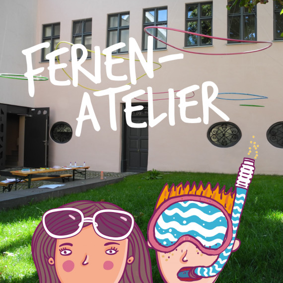 Blick in den Museumshof, in der oberen H&auml;lfte die Aufschrift "Ferien-Atelier", am unteren Bildrand zwei gemalte Kinderk&ouml;pfe 