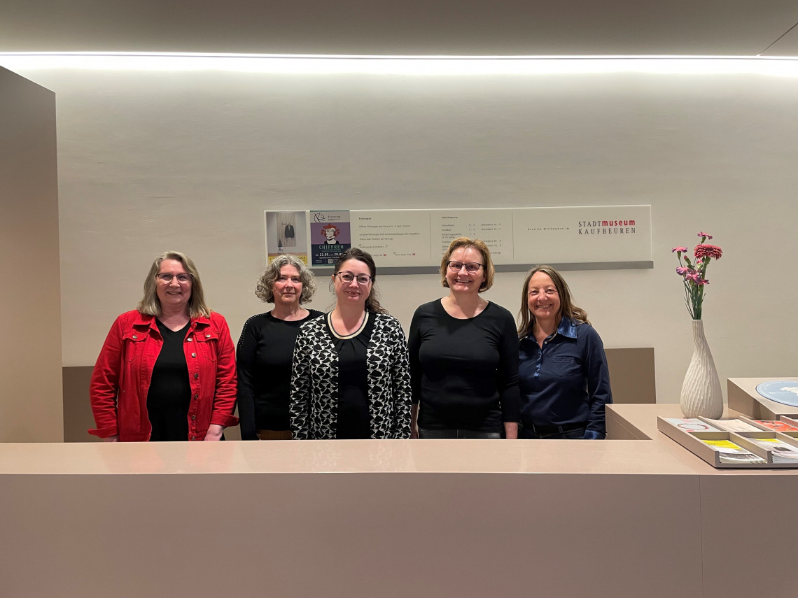 Unser Kassenteam hilft gerne weiter. Von links nach rechts: Verena De Souza, Isolde Walter, Helene Bertram, Martina Kasper und Carola Schubert.
