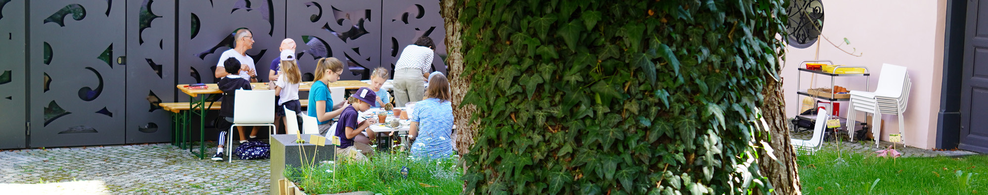 Blick in den Museumshof w&auml;hrend eines Ferien-Atelier-Workshops