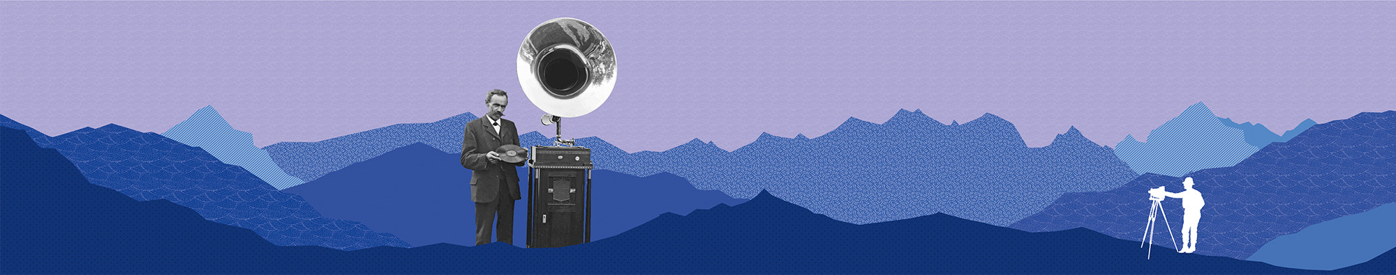 breites, blaues Bergpanorama, darin als Foto ein Mann neben einem Grammophon und wei&szlig;e Silhouette eines Mannes mit Plattenkamera