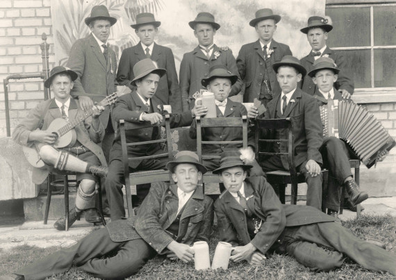 Gruppe junger M&auml;nner mit Instrumenten und Bierkr&uuml;gen