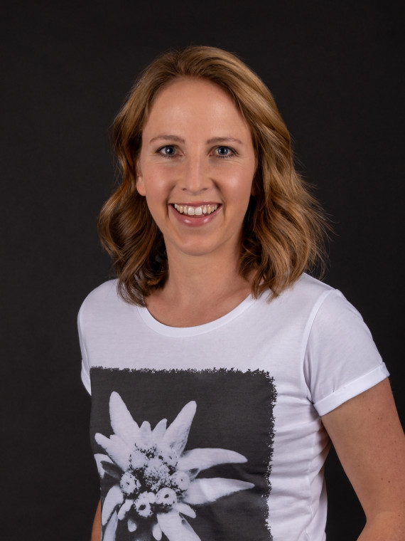 Junge Frau mit langen Haaren, Lena Heimhuber